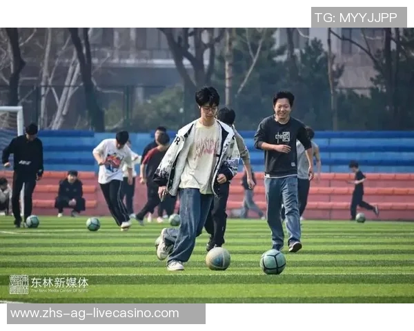 在阳光下奔跑的足球梦想与青春的激情交织成美丽的画卷